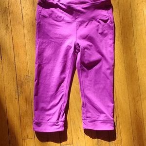GapFit Gfast Fuchsia Capri Workout Leggings NWOT